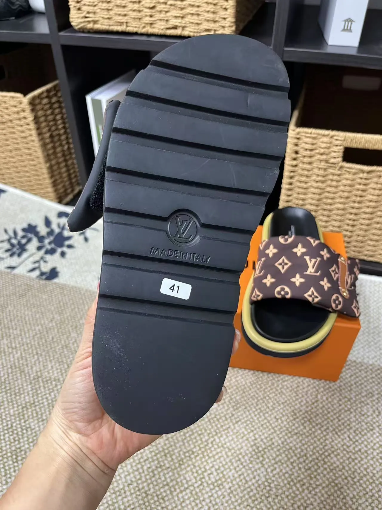 P340 yuan LV Louis Vuitton Full of high-end feel! A popular model among bloggers at home and abroad, it’s retro and fashionable, and looks stunning on your feet! Mainly recommended model on the official website★ ━━━━━ ЅᏇєєt ━━━━━ ▪️Upper: original calfskin ➕5D printing process ▪️Inner: imported mixed sheepskin ▪️Outsole: original molded foam outsole ▪️Size: Female 35-40 Men's 39-44 (women's 41 men's 45)